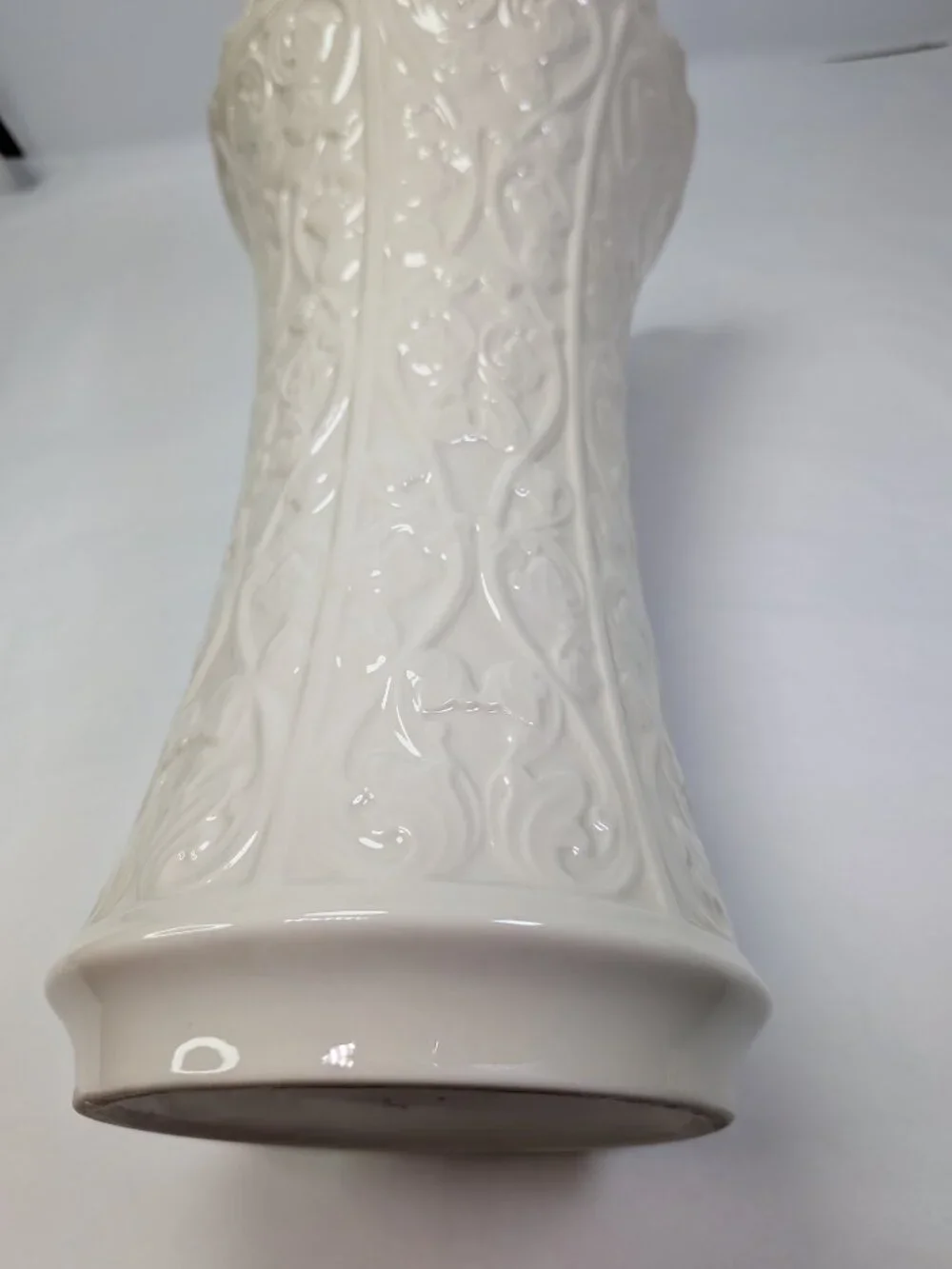 Lenox VTG 11” Ivory Baroque Sculpted Gothic Scalloped Pedestal Statement Vase